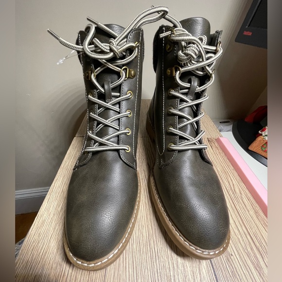 St. John Bay Womens Boots size 9 Durham Memory foam Water Resistant - Picture 9 of 9